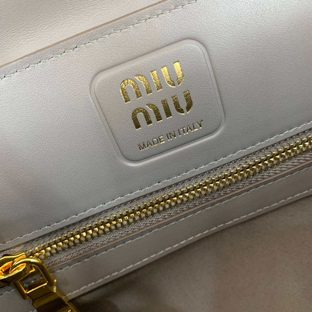 Miumiu 手拿包 尺寸：28*15*11cm