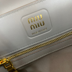 Miumiu 手拿包 尺寸：28*15*11cm