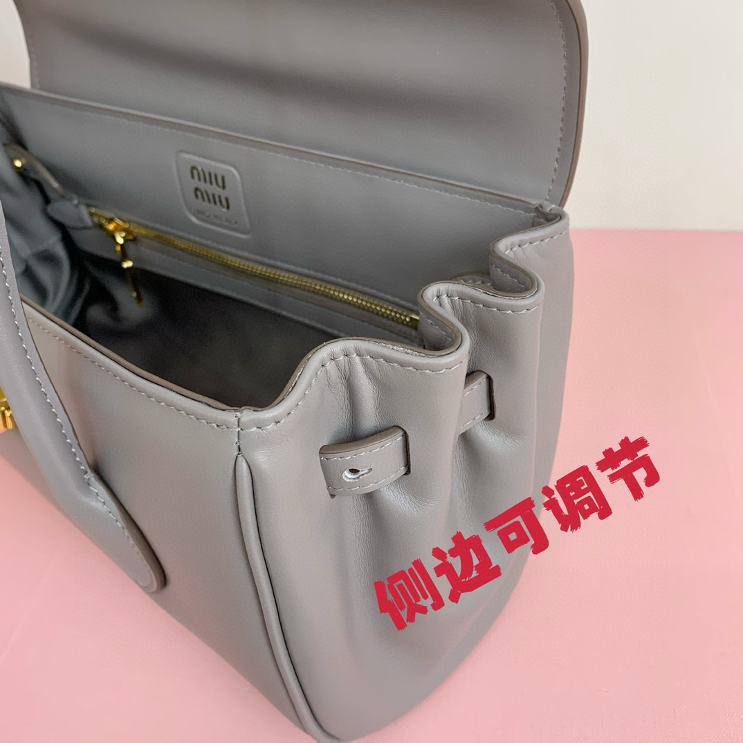 Miumiu 手拿包 尺寸：28*15*11cm