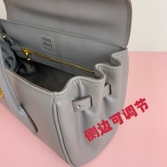Miumiu 手拿包 尺寸：28*15*11cm