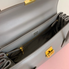 Miumiu 手拿包 尺寸：28*15*11cm