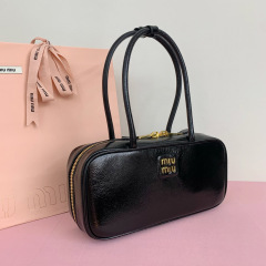 Miumiu 手拿包 尺寸：27*12*9cm