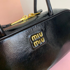 Miumiu 手拿包 尺寸：27*12*9cm