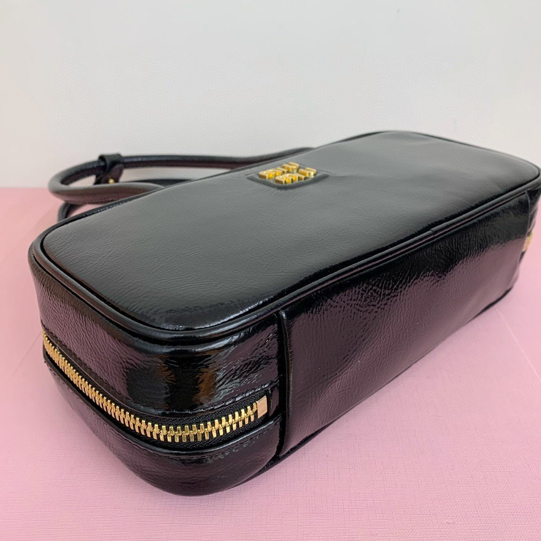 Miumiu 手拿包 尺寸：27*12*9cm