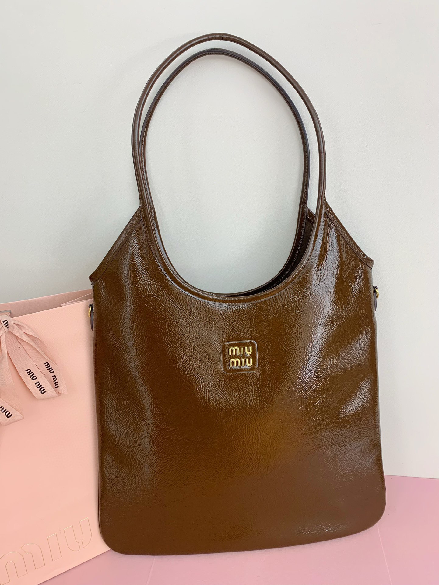 Miumiu Unterarmtasche Größe: 36 x 43 x 5 cm