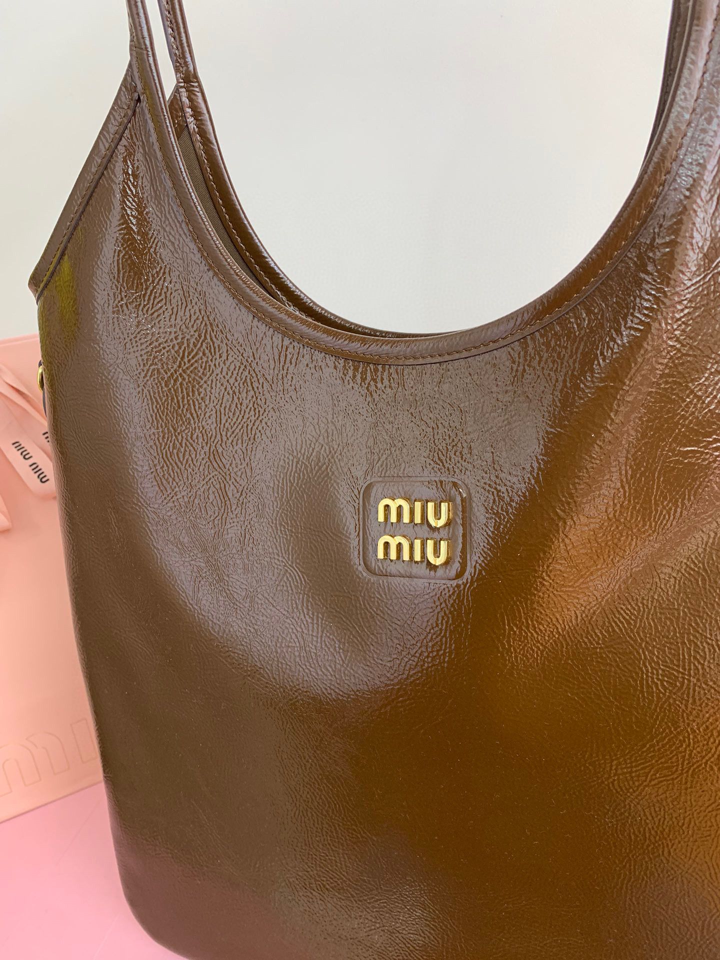 Miumiu Unterarmtasche Größe: 36 x 43 x 5 cm