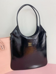 Miumiu Unterarmtasche Größe: 36 x 43 x 5 cm