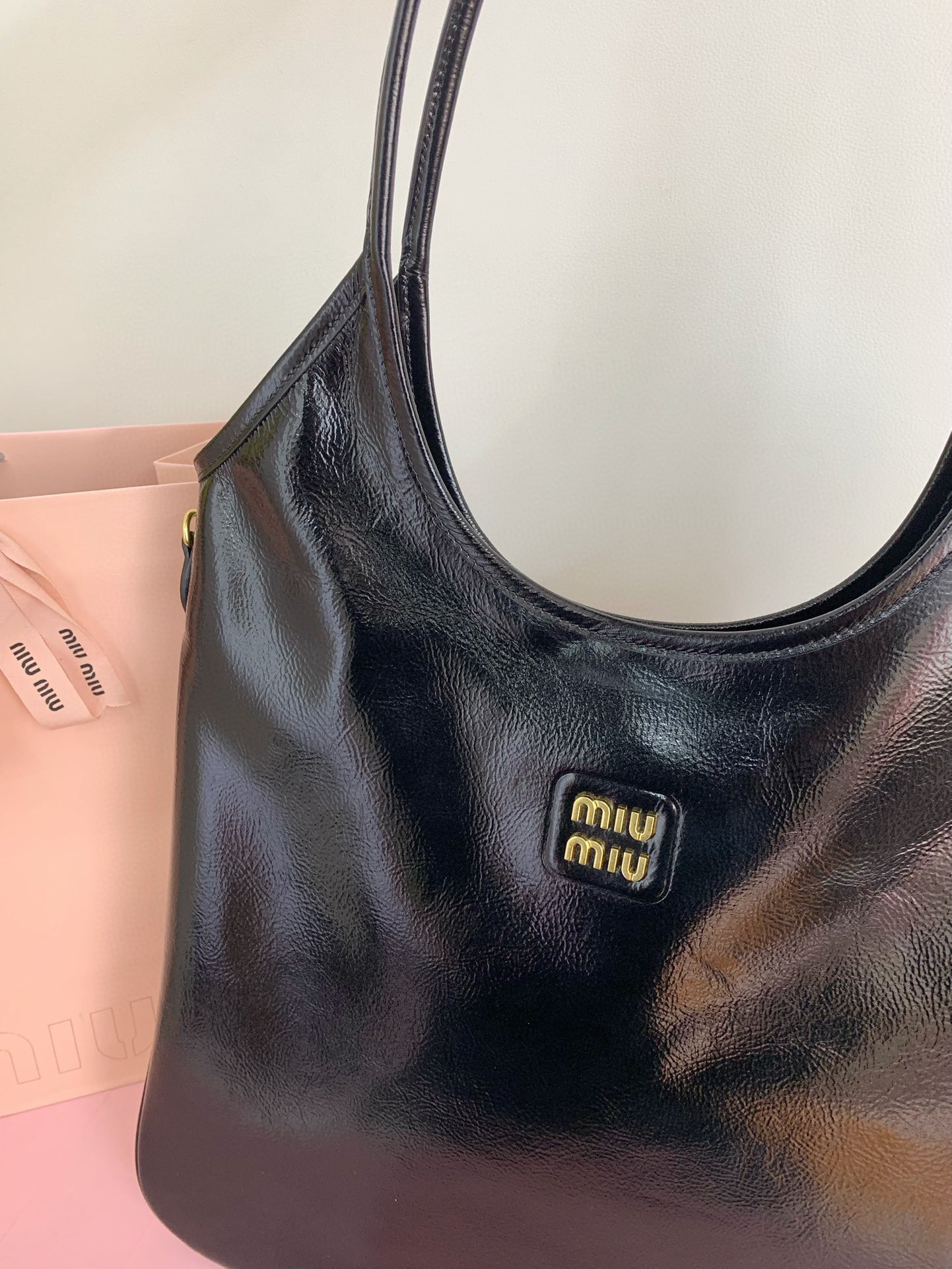 Miumiu Unterarmtasche Größe: 36 x 43 x 5 cm