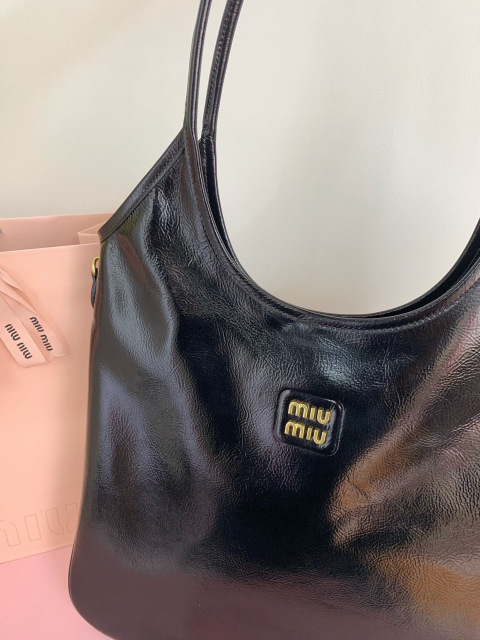 Miumiu Unterarmtasche Größe: 36 x 43 x 5 cm