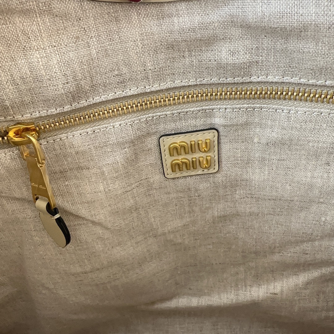 Borsa da ascella Miumiu Dimensioni: 36*43*5cm