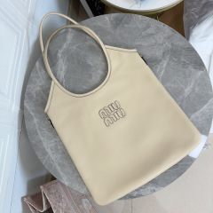 Borsa da ascella Miumiu Dimensioni: 36*43*5cm