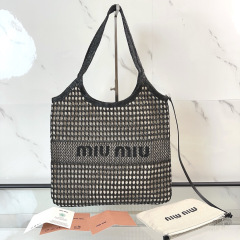 Miumiu Unterarmtasche Größe: 36 x 40 x 5 cm