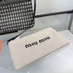 Miumiu Unterarmtasche Größe: 36 x 40 x 5 cm