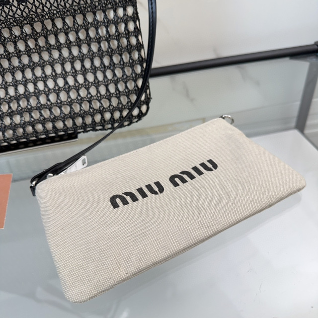 Miumiu Unterarmtasche Größe: 36 x 40 x 5 cm