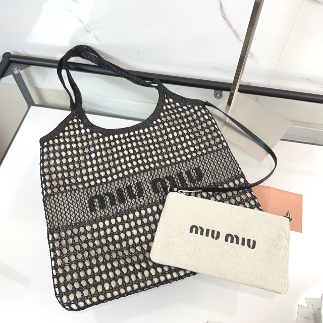 Miumiu Unterarmtasche Größe: 36 x 40 x 5 cm