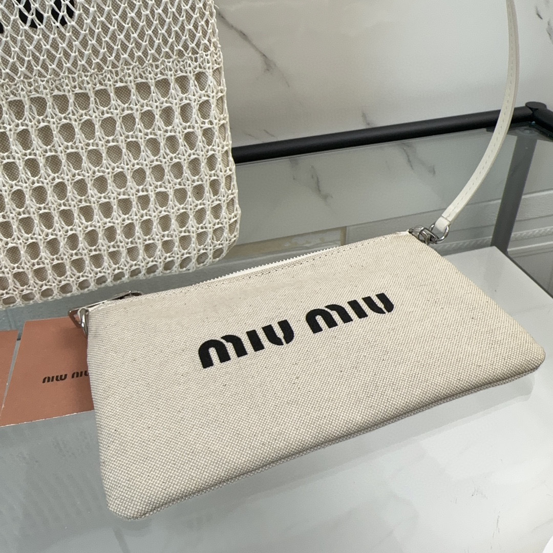 Miumiu  Underarm bag Size：36*40*5cm