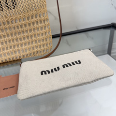 Borsa da ascella Miumiu Dimensioni: 36*40*5cm