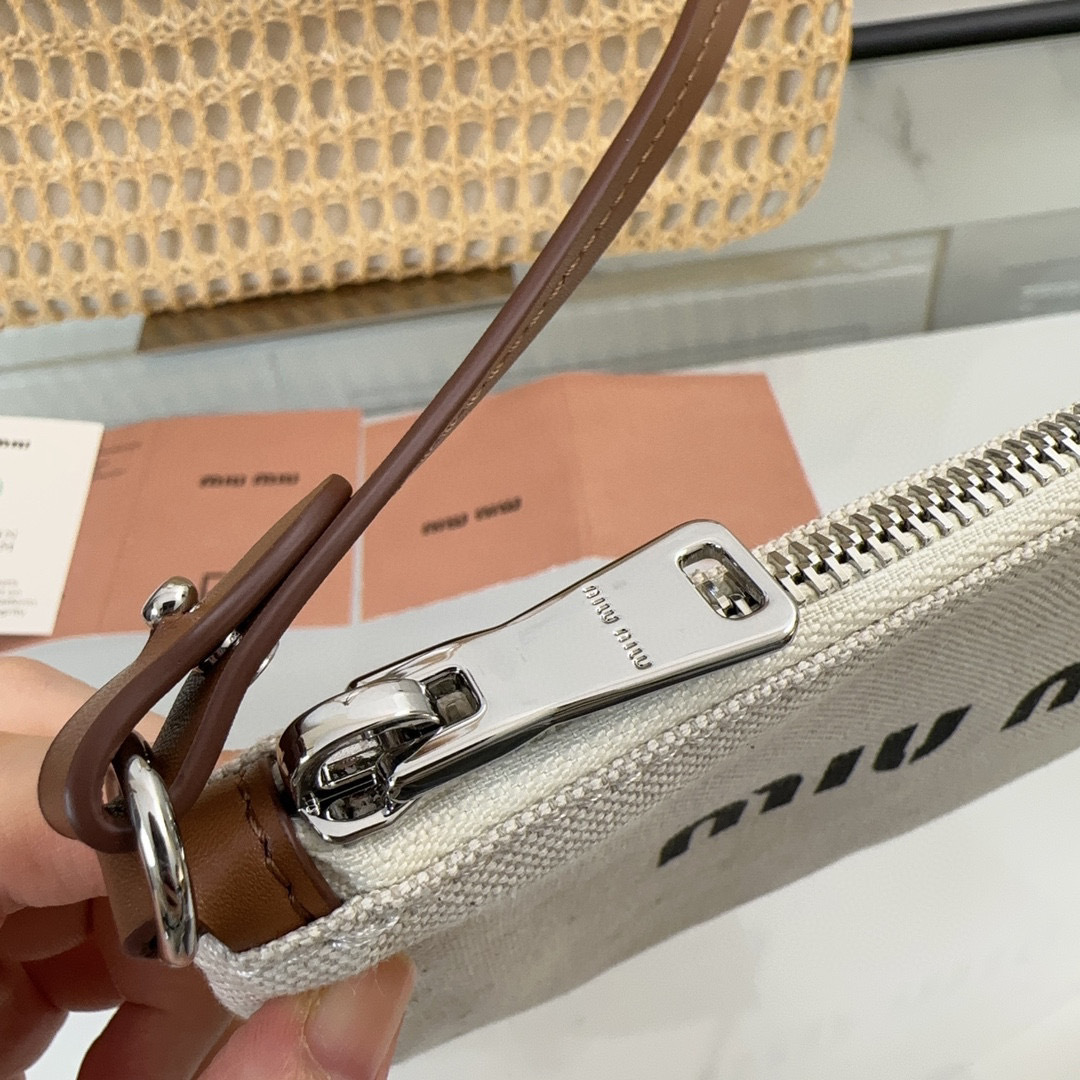 Borsa da ascella Miumiu Dimensioni: 36*40*5cm