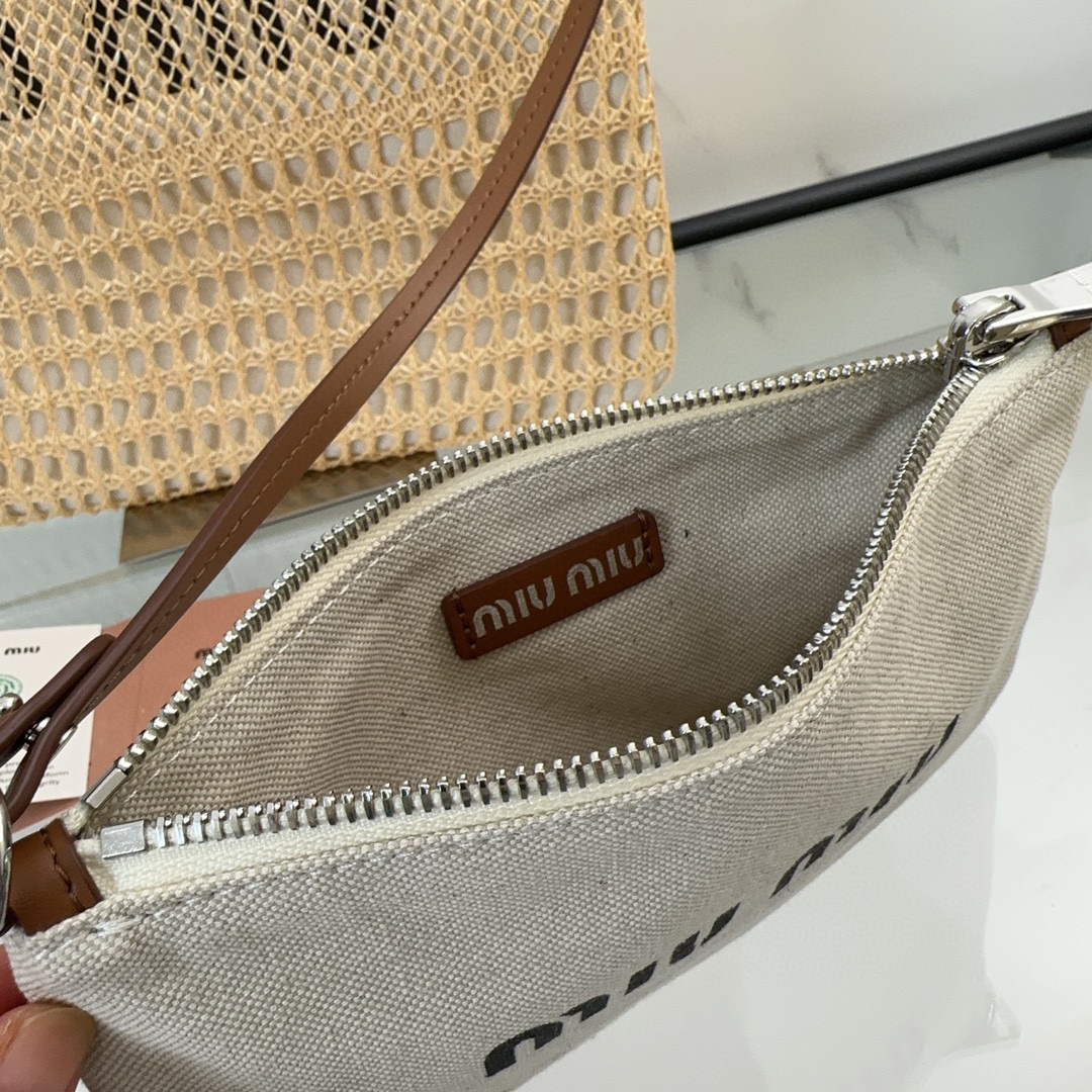 Borsa da ascella Miumiu Dimensioni: 36*40*5cm