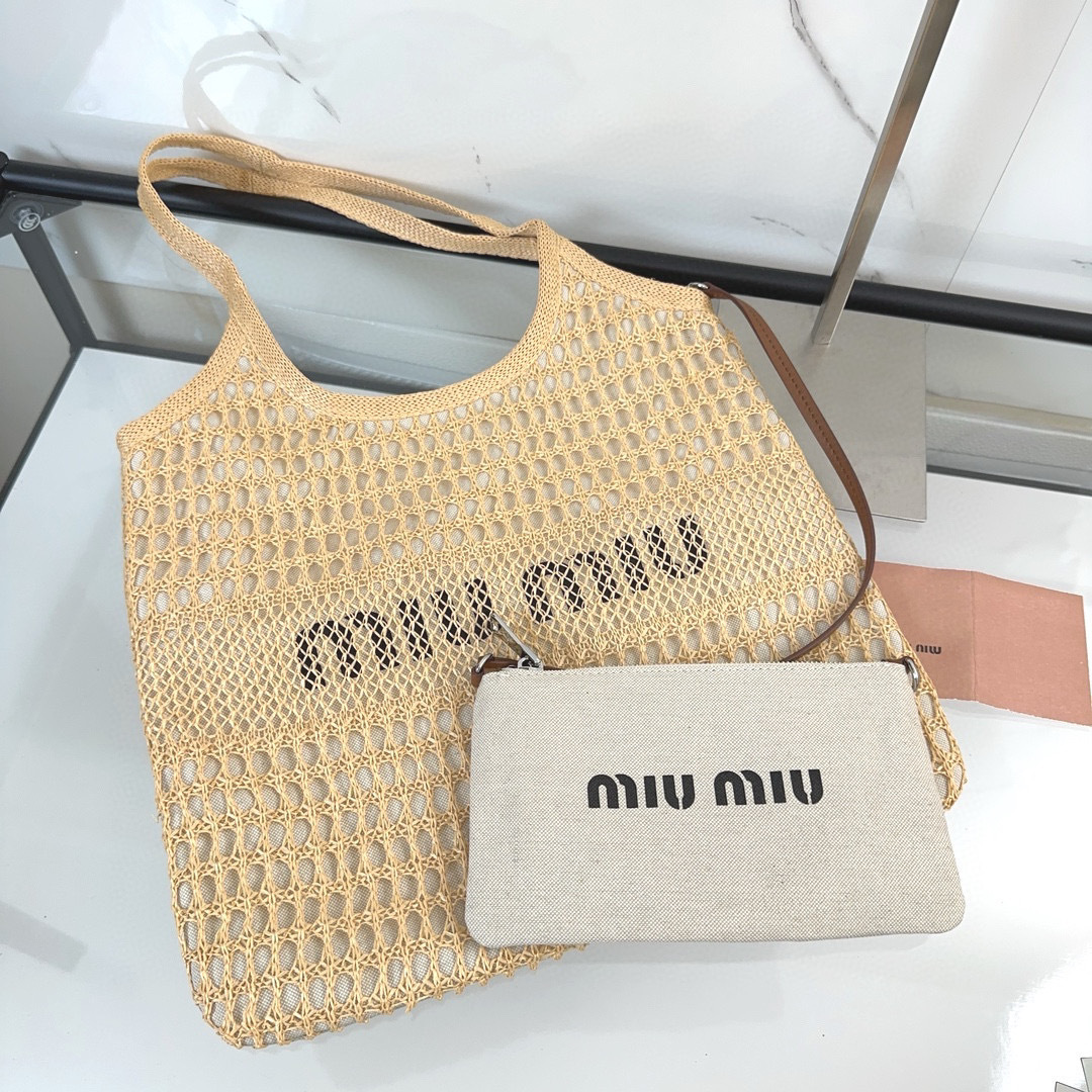 Borsa da ascella Miumiu Dimensioni: 36*40*5cm