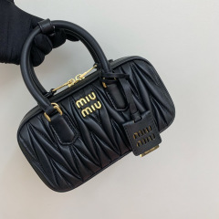 Miumiu 手拿包 尺寸：19*10*5cm