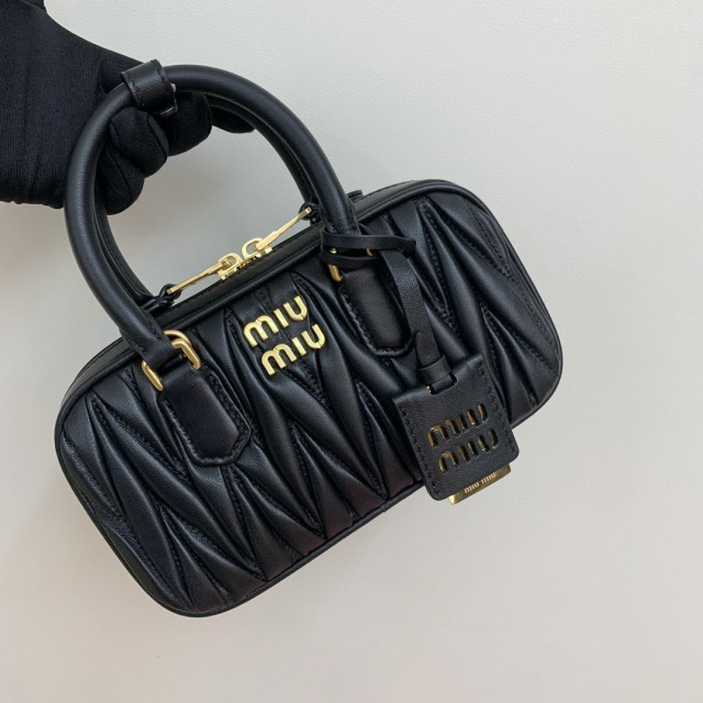 Miumiu 手拿包 尺寸：19*10*5cm