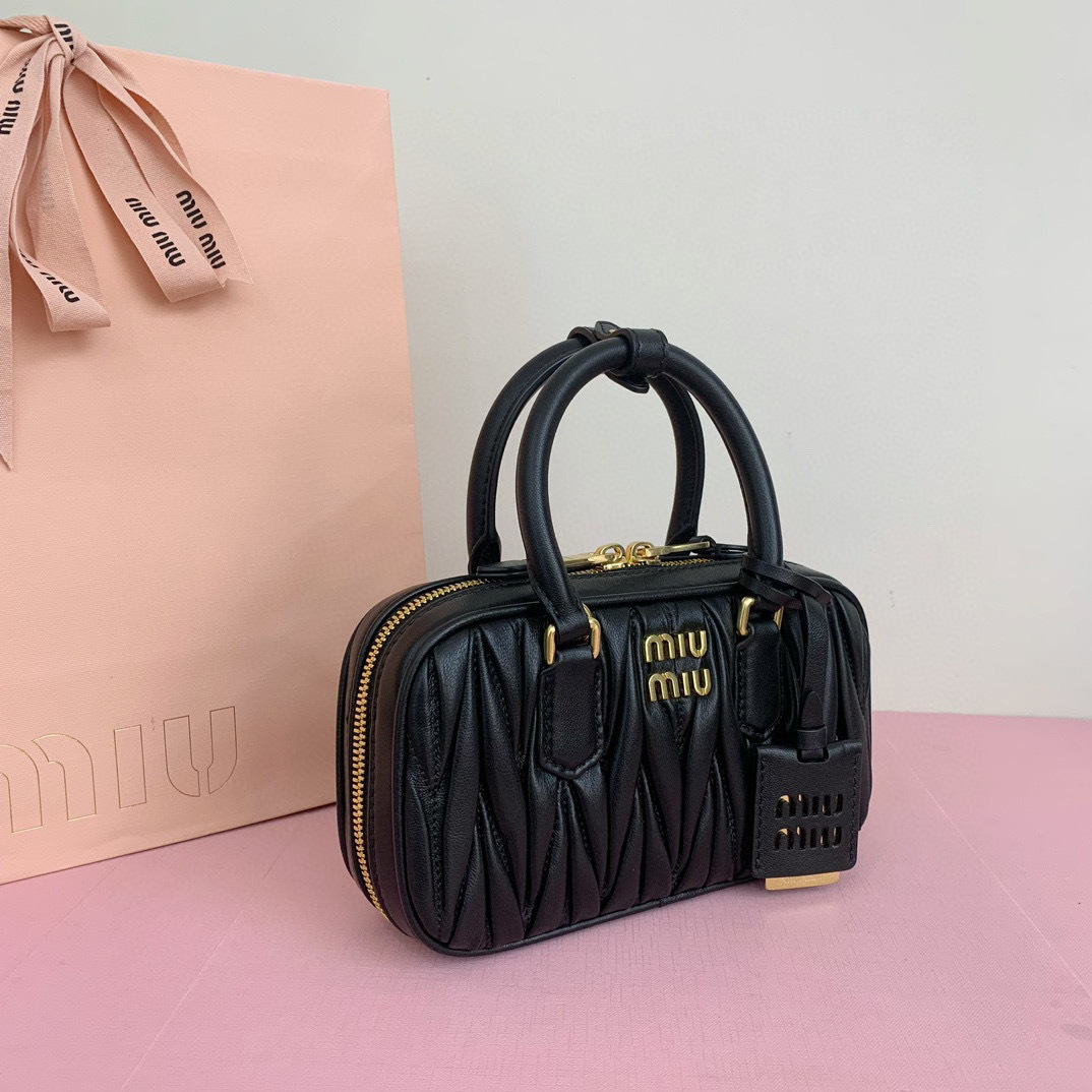 Miumiu 手拿包 尺寸：19*10*5cm