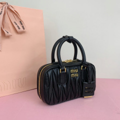 Miumiu 手拿包 尺寸：19*10*5cm