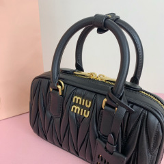Miumiu 手拿包 尺寸：19*10*5cm