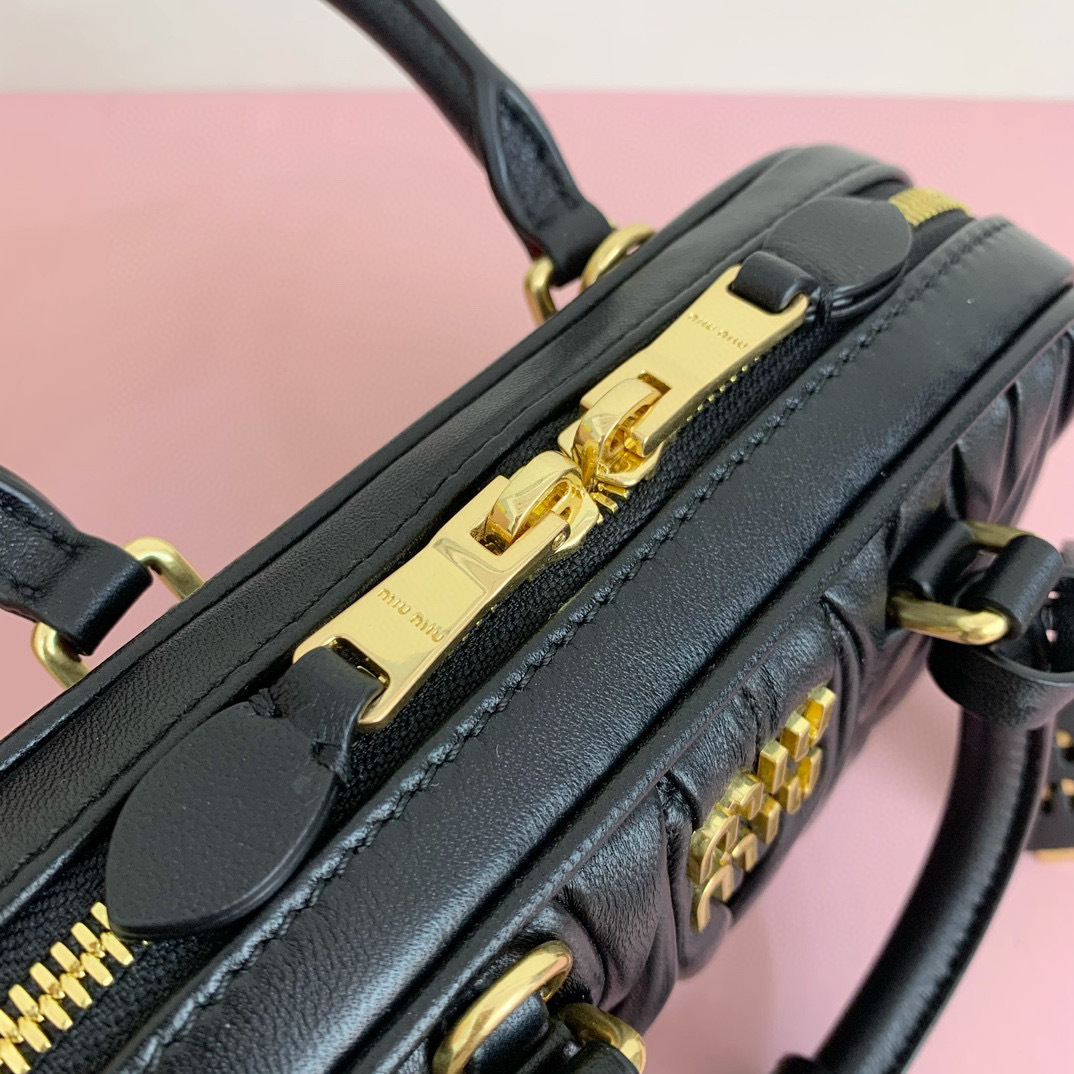 Miumiu 手拿包 尺寸：19*10*5cm