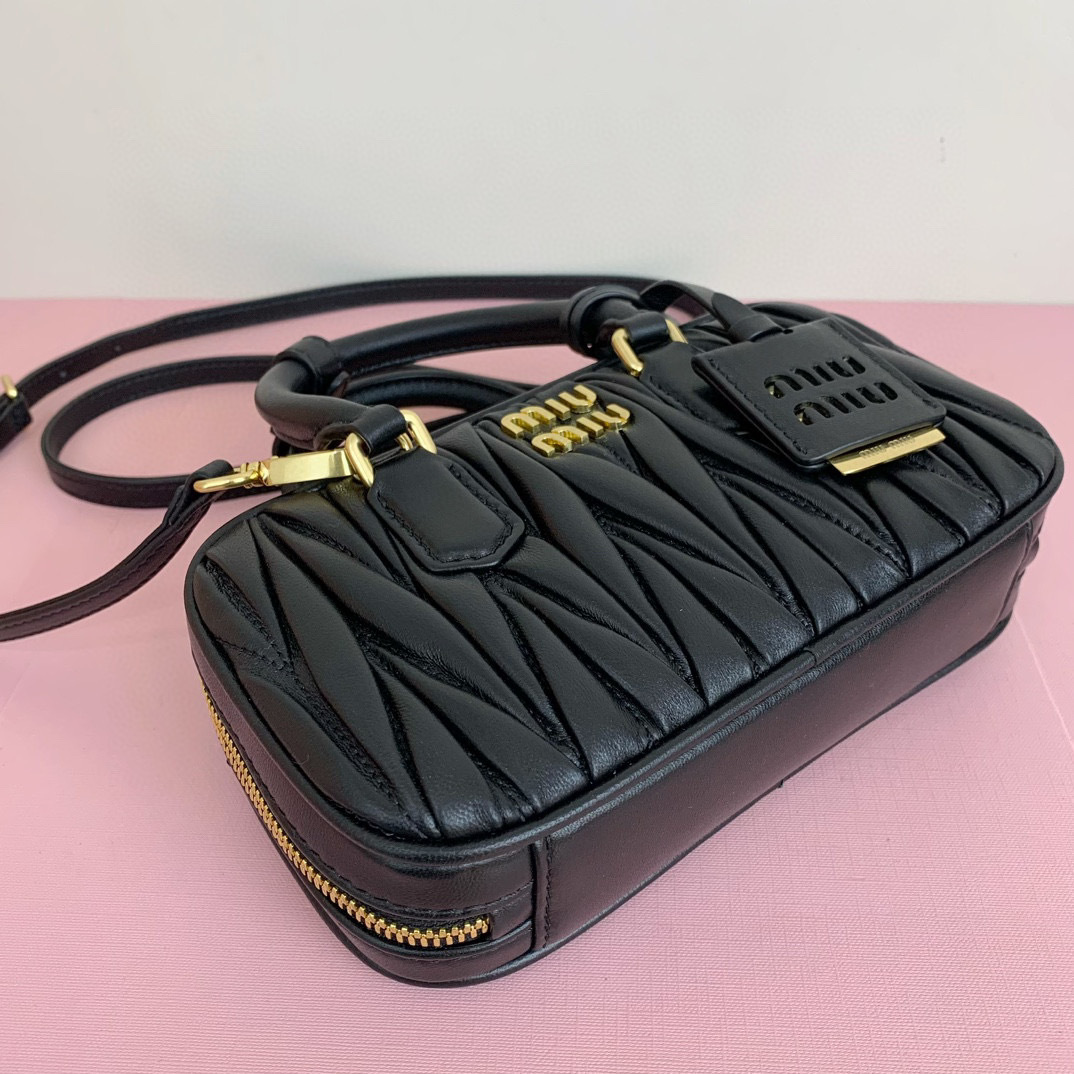 Miumiu 手拿包 尺寸：19*10*5cm