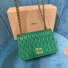 Miumiu Einzelne Umhängetasche Größe: 19 x 13 x 5 cm