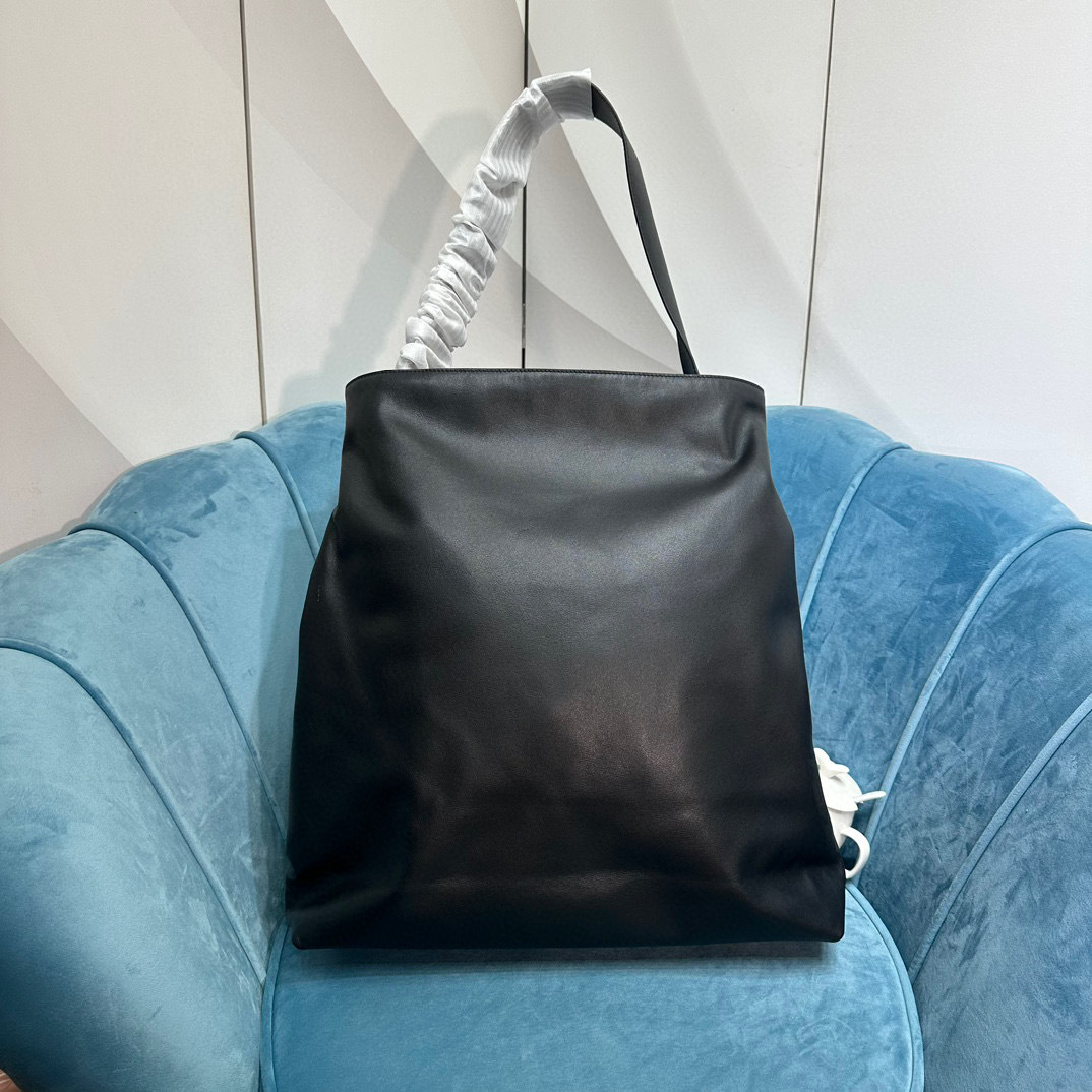 Miumiu shopping bag  Size：40*46*12cm