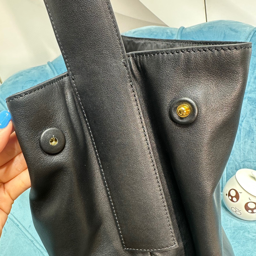 Miumiu shopping bag  Size：40*46*12cm