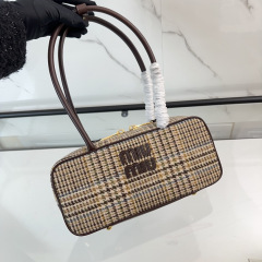 Miumiu 手拿包 尺寸：28*12*9cm