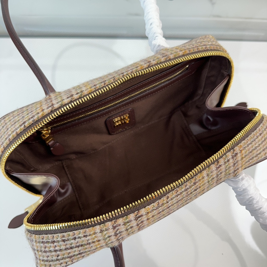 Miumiu 手拿包 尺寸：28*12*9cm