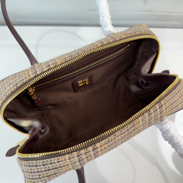 Miumiu 手拿包 尺寸：28*12*9cm