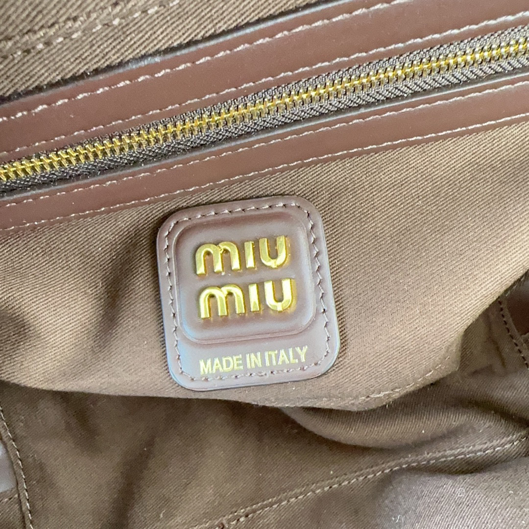 Miumiu 手拿包 尺寸：28*12*9cm