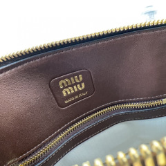 Miumiu 手拿包 尺寸：33*17*11cm