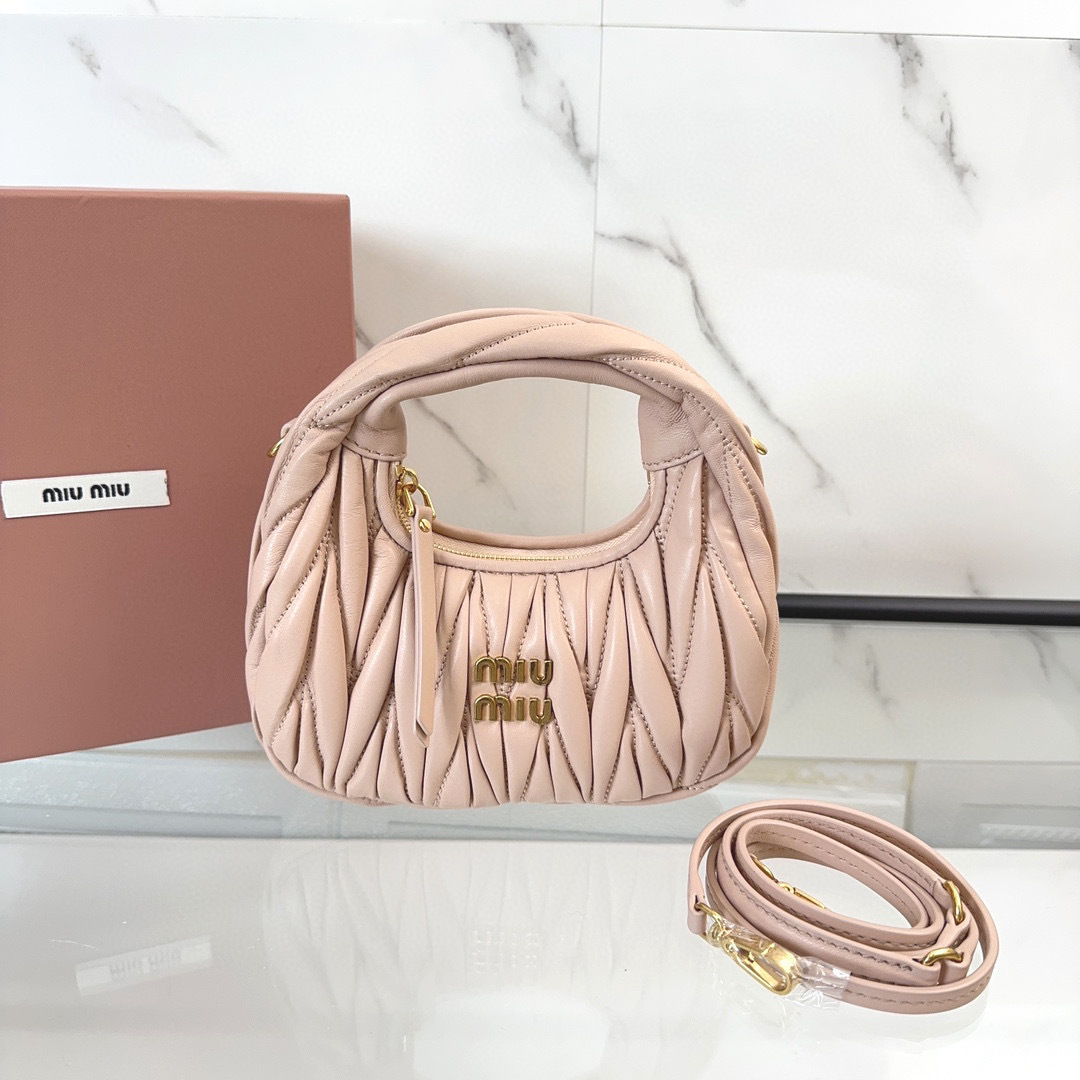 Miumiu腋下包尺寸：18*10*6cm