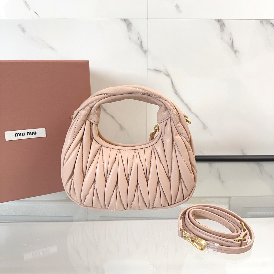 Miumiu腋下包尺寸：18*10*6cm