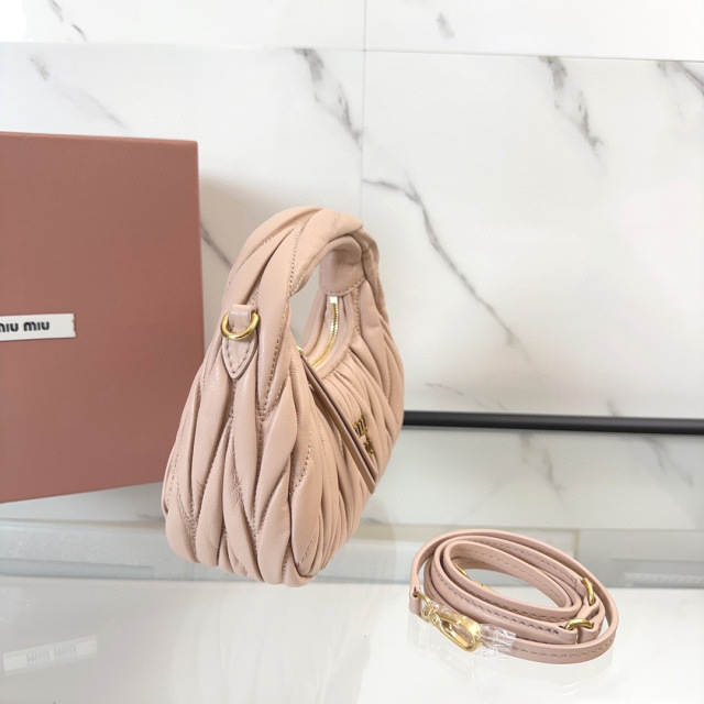 Miumiu腋下包尺寸：18*10*6cm