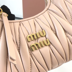 Miumiu腋下包尺寸：18*10*6cm