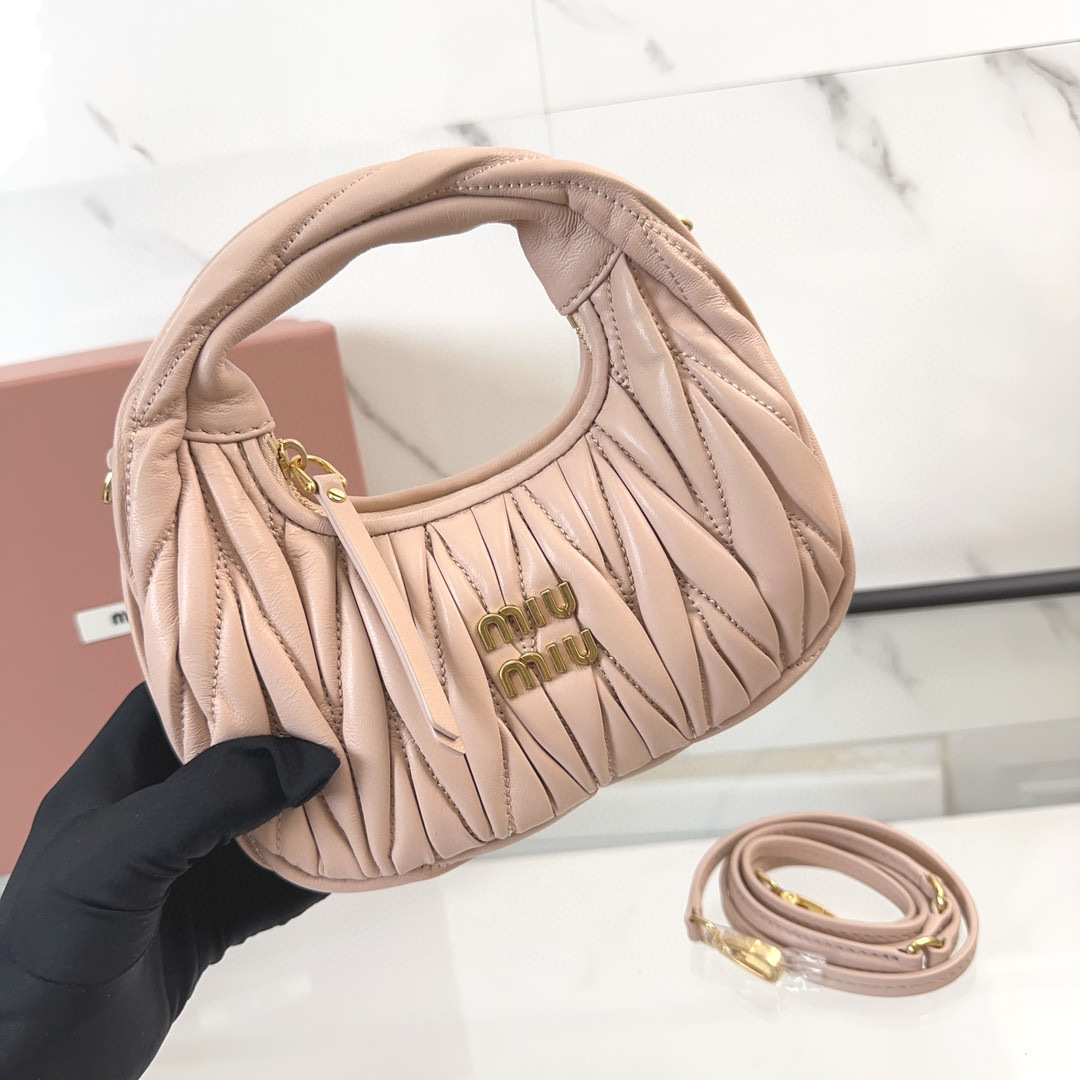 Miumiu腋下包尺寸：18*10*6cm
