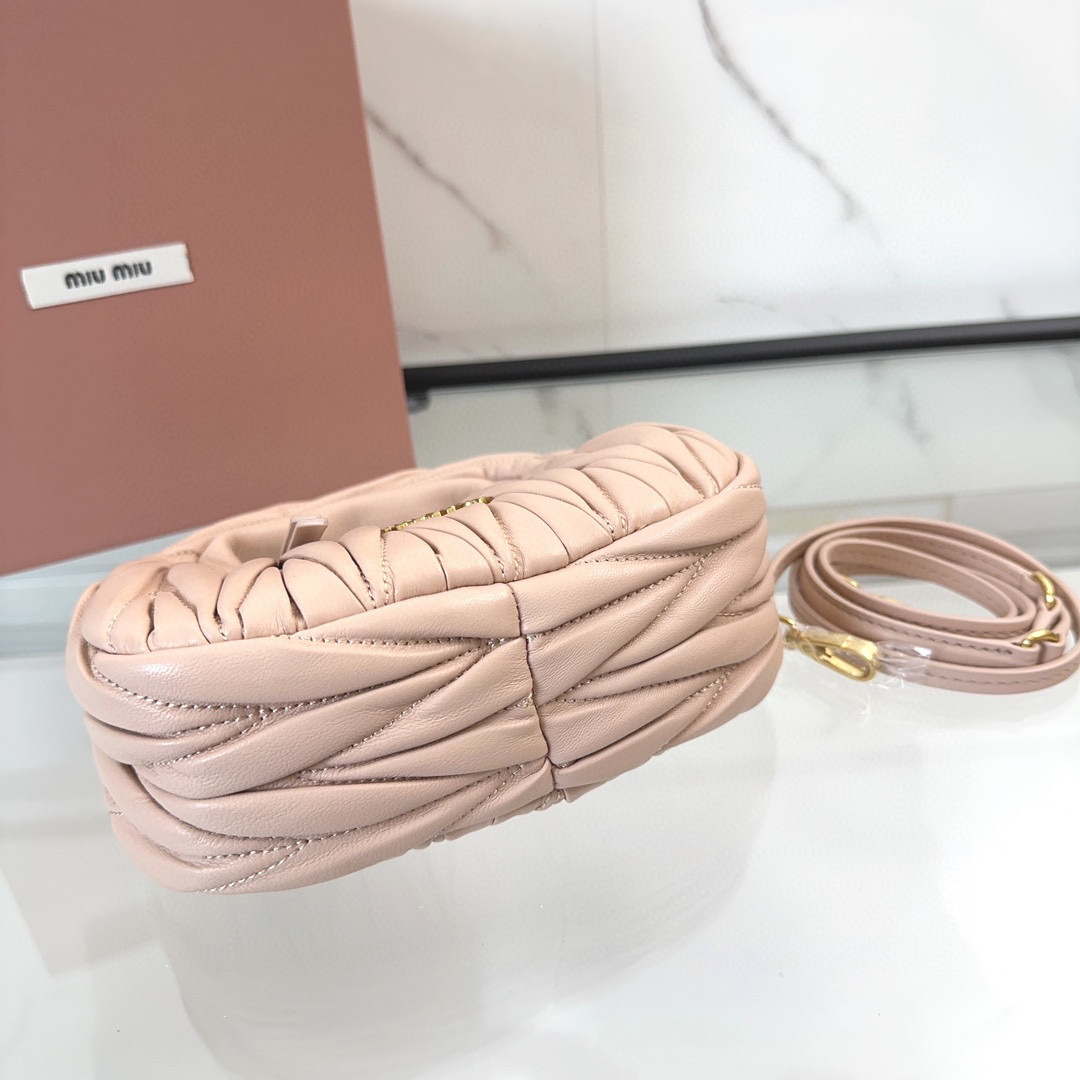 Miumiu腋下包尺寸：18*10*6cm