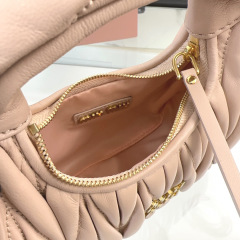 Miumiu腋下包尺寸：18*10*6cm