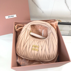 Miumiu腋下包尺寸：18*10*6cm