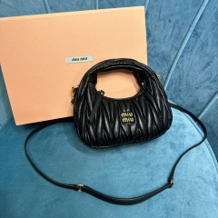 Miumiu Unterarmtasche Größe: 18 x 10 x 6 cm