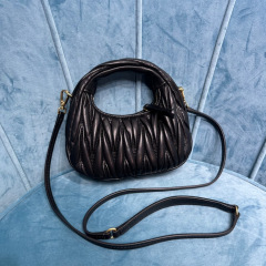 Miumiu Unterarmtasche Größe: 18 x 10 x 6 cm
