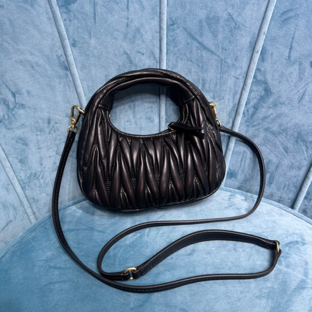 Miumiu Unterarmtasche Größe: 18 x 10 x 6 cm